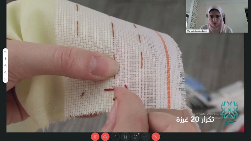 «البرنامج» يدرّب النساء الإماراتيات على أكثر من 10 أنواع من الغرز المعروفة في فنّ التطريز الفلسطيني والأردني. من المصدر