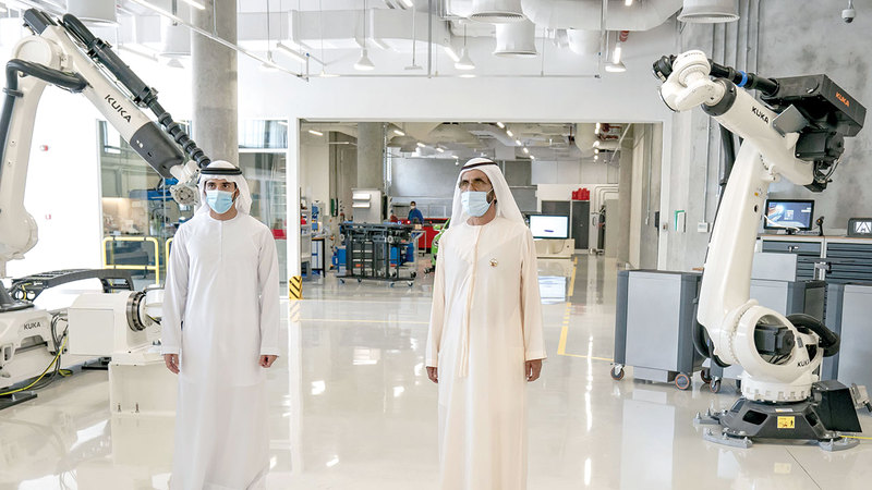 محمد بن راشد يرافقه حمدان بن محمد خلال افتتاحه &laquo;مختبرات دبي للمستقبل&raquo;.  وام