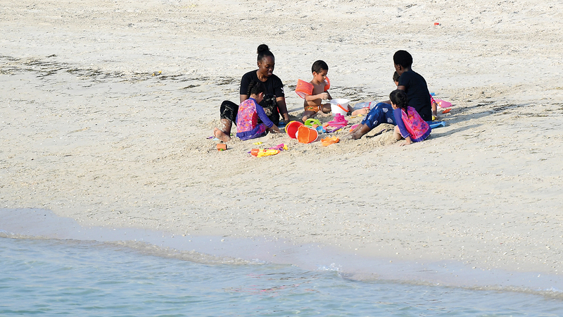 وحفاظهم على التباعد الاجتماعي، لتتواصل مظاهر الحياة، وينتصر جانبها المشرق على أشهر من العزلة، وأيام طويلة قضاها البشر بين أربعة جدران.