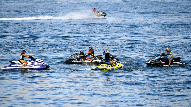 هي مساحة حب وبهجة تختصر العالم، وتجمع أناساً من جهات الأرض المختلفة، يسجلون اللحظات السعيدة، والابتسامات التي ترسمها دبي على وجوه أهلها وزوّارها. وتلتقط عدسات مصوّري «الإمارات اليوم»، هنا، ملامح عودة الروح إلى شواطئ دبي، والتزام العائدين إليها بالتعليمات