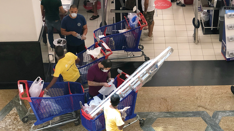 منافذ بيع تكثف إجراءاتها الاحترازية مع زيادة الإقبال على التسوّق من الفروع. أرشيفية