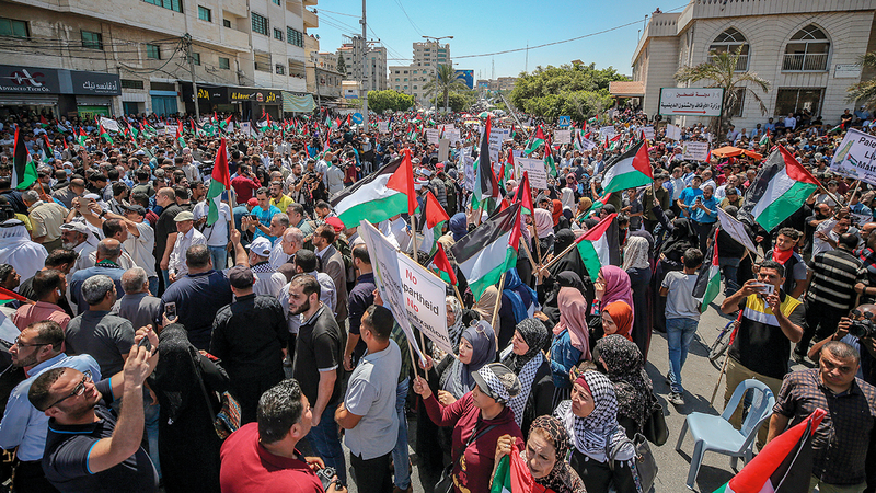خلال تظاهرات أمس في غزة ضد المخطط الإسرائيلي.  إي.بي.إيه