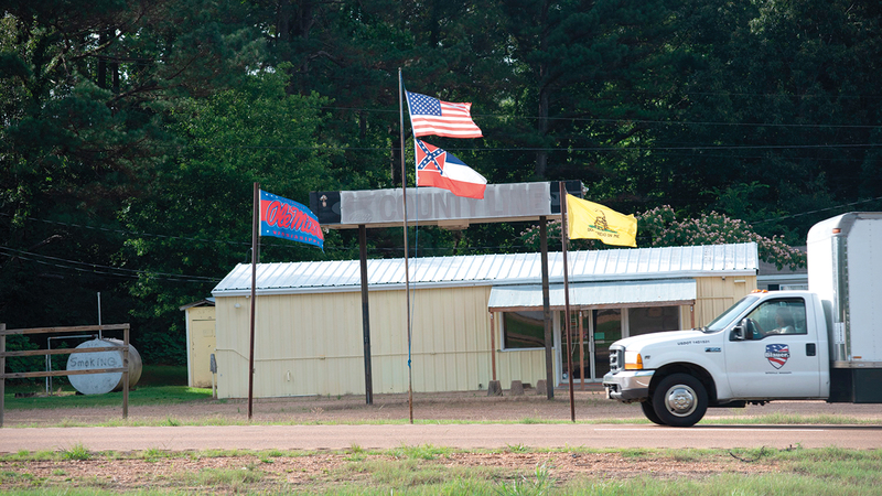 العلم يرفرف خارج محل مهجور على الطريق الدولي في مقاطعة بانولا بولاية مسيسيبي. غيتي