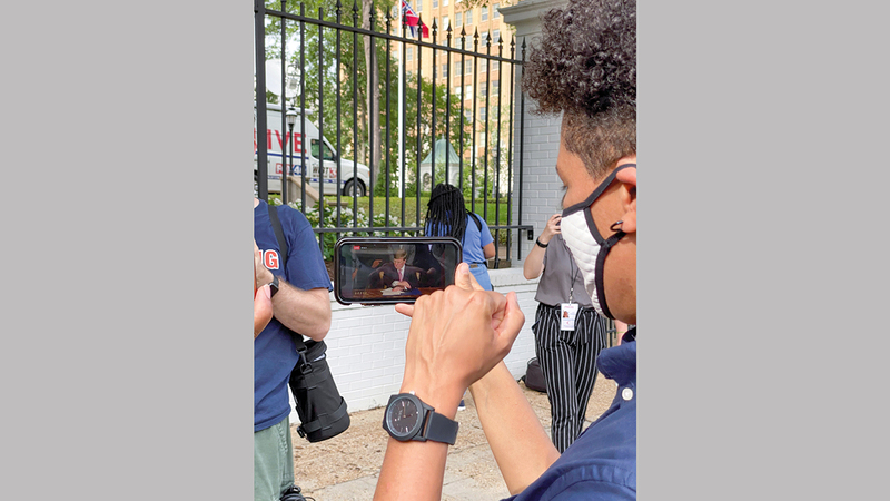 أحد النشطاء يراقب مراسم التوقيع على قانون يقضي بإلغاء علم الولاية. رويترز