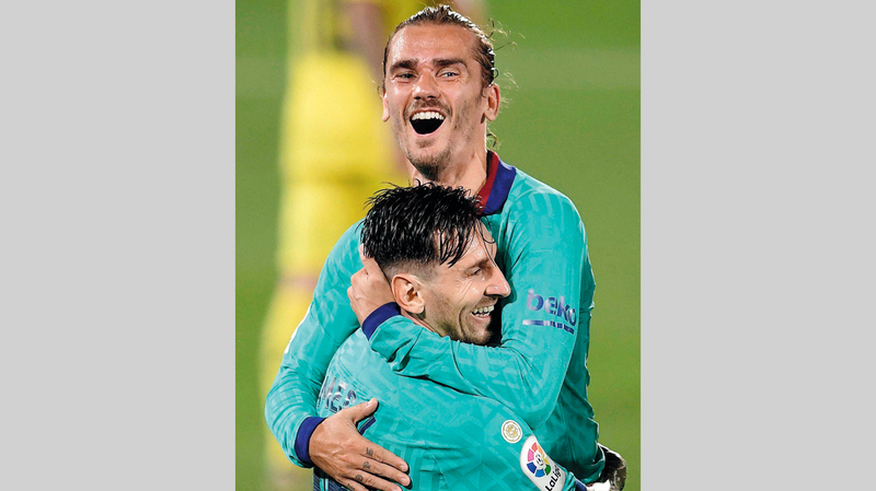 غريزمان يعانق ميسي بعد تسجيله هدفاً أعاد له الثقة. أ.ف.ب