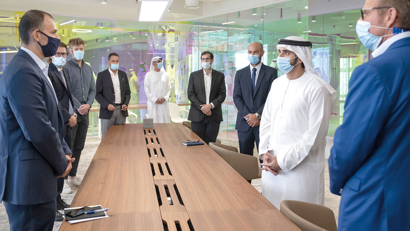 حمدان بن محمد خلال زيارته إلى مقر مؤسسة دبي للمستقبل في أبراج الإمارات. وام