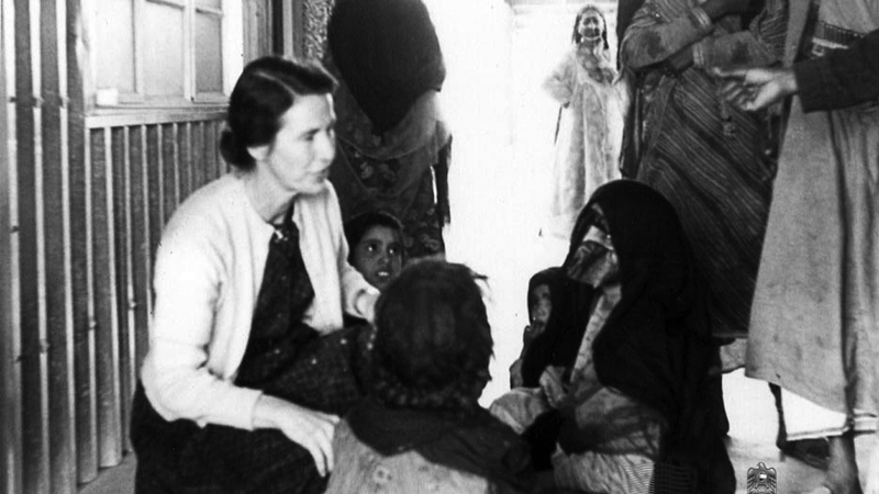 الدكتورة ماريان كينيدي برفقة المرضى في الستينات. جيردويك ديك - الأرشيف الوطني