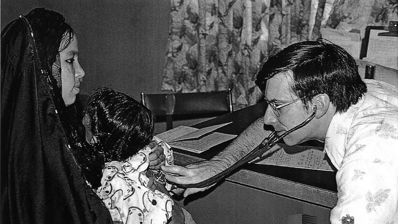 طبيب يعاين طفلاً في فترة السبعينات. جيردويك ديك - الأرشيف الوطني