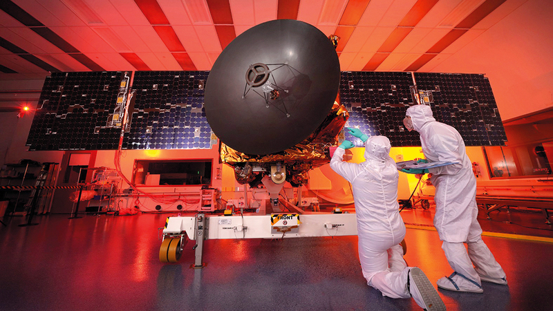 فريق المشروع يجري المراجعات والاختبارات اللازمة قبل انطلاق المسبار. من المصدر