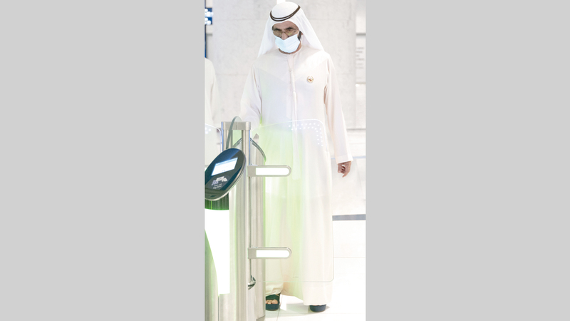 محمد بن راشد خلال تجوّله في محطة «جبل علي».   وام