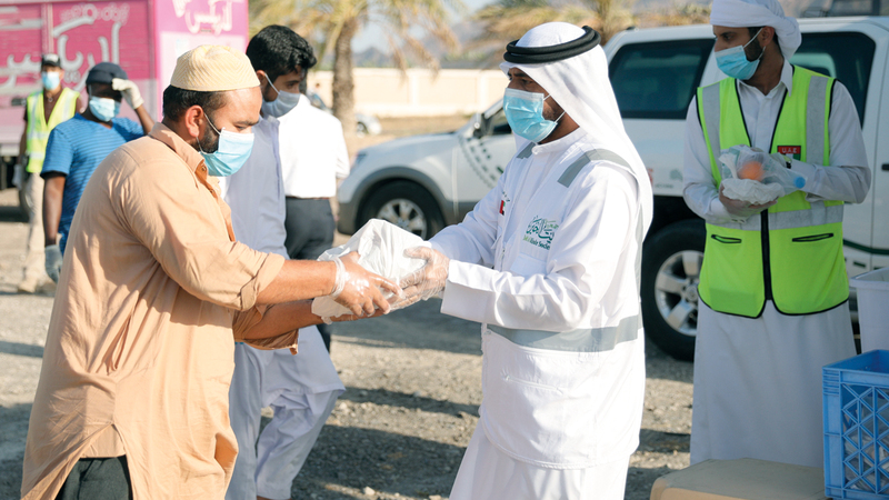 الجمعية وزّعت وجبات غذائية بمواقع العمال.  من المصدر