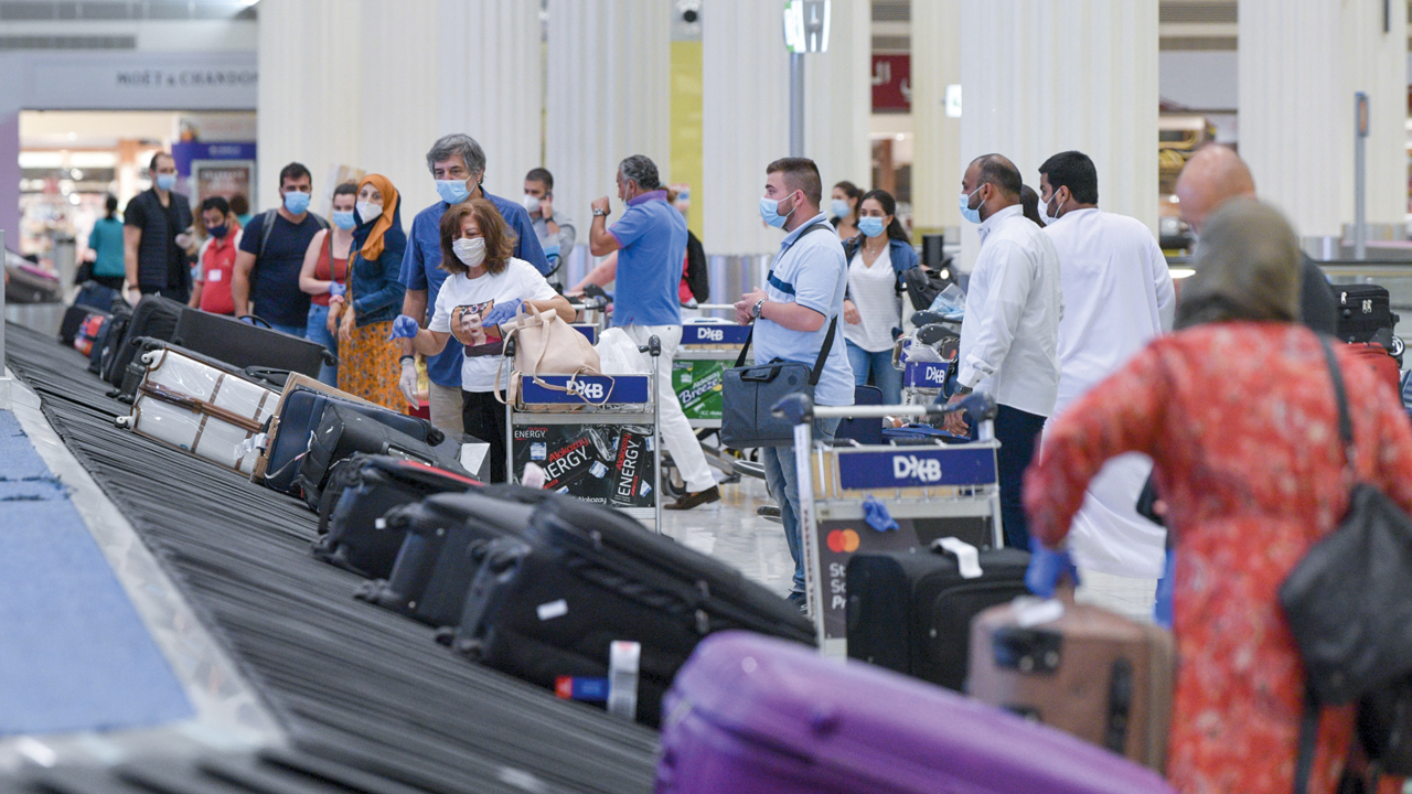 أول الوفود السياحية لدى وصوله إلى مطار دبي الدولي أمس.  تصوير: أشوك فيرما