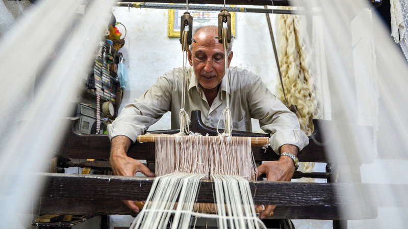 محمد سعود ينسج خيوط الحرير. ■ أ.ف.ب