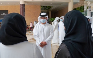 منصور بن محمد يزور مستشفى دبي الميداني ويثني على جهود خط الدفاع الأول بمواجهة جائحة كوفيد 19