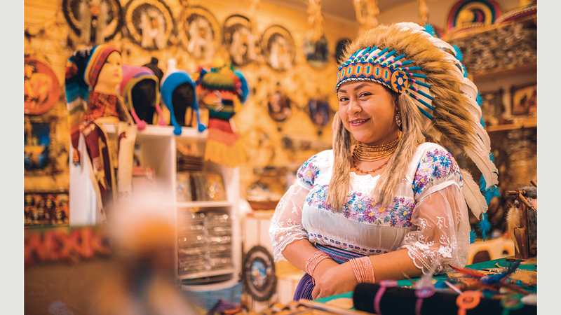 ثقافات من الشرق والغرب تتلاقى في القرية العالمية. من المصدر