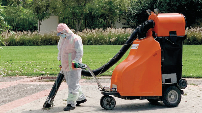 الكمامات الملقاة في الشوارع تهدد بنقل العدوى بالفيروس.