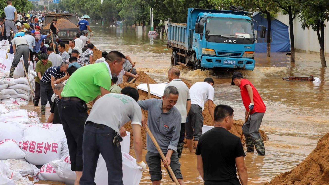 140 شخصا لقوا مصرعهم أو فقدوا جراء الفيضانات