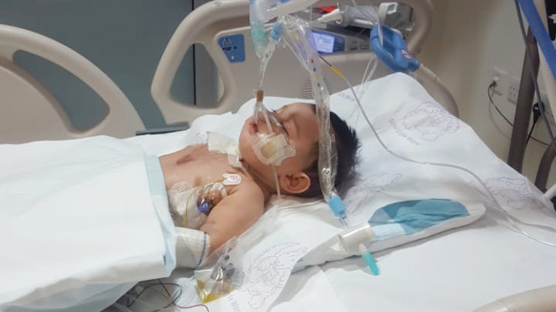 «يوسف» خلال علاجه بالعناية المركزة للأطفال. من المصدر