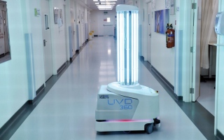 8 روبوتات لتعقيم منشآت «صحة دبي»