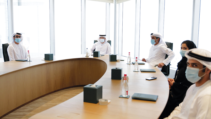 حمدان بن محمد خلال اجتماعه بفريق عمل برنامج دبي للتميز الحكومي. من المصدر