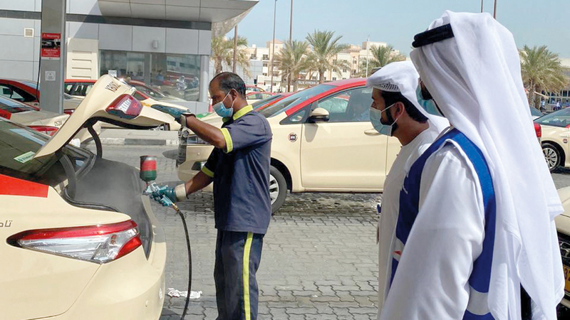 «طرق دبي» تتأكد من التزام مركبات الأجرة بالإجراءات الاحترازية. من المصدر
