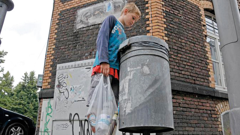 الطفل الذي عايش الفقر ولم يتمكن من المشاركة في الحياة الاجتماعية يحصل على فرص أسوأ في المدرسة.  أرشيفية