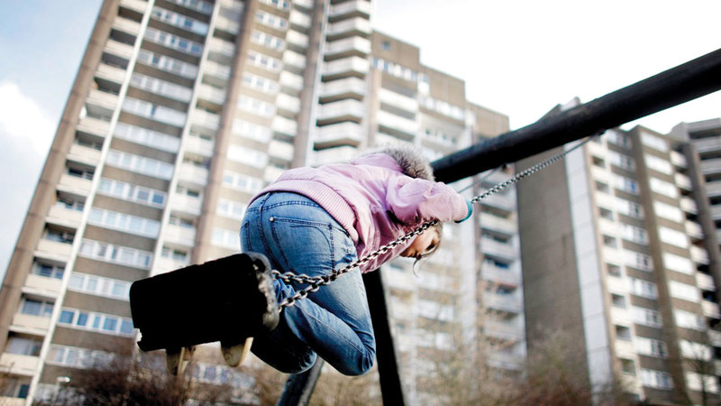 الفقراء يشعرون بالحرمان الذي يتكرس بفعل معيشتهم في أحياء فقيرة. أرشيفية