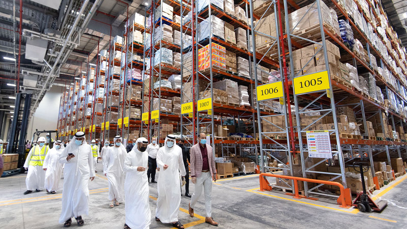 عمليات البيع في مستودع «كووب فاكتوري» الجديد تتم بنظام الخدمة الذاتية. تصوير: أحمد عرديتي