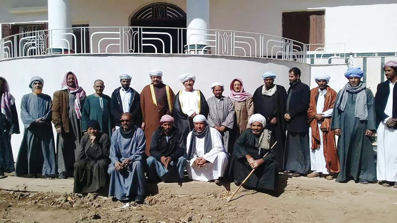 عدد من أهالي قرية الرزيقات المصرية مع بعض العالقين من السودان.من المصدر