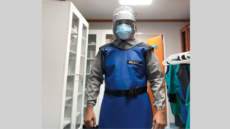 عبدالله الهاجري أثناء وقوفه في الصفوف الأولى لعلاج المرضى. ■ من المصدر