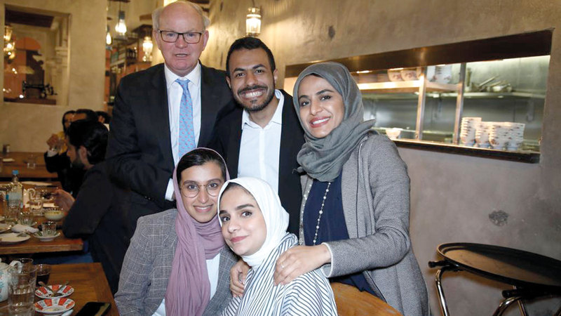 العروسان مع مجموعة من الأصدقاء في لندن.  الإمارات اليوم