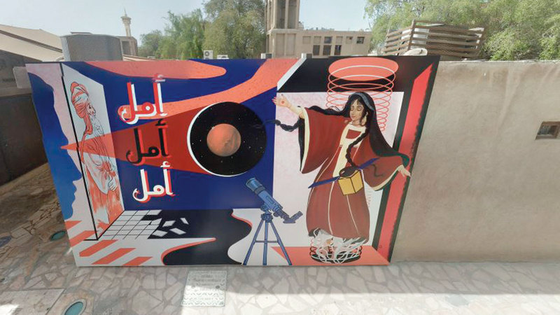 الجدارية في حي الفهيدي التاريخي تمثل جسراً حضارياً بين أصالة الماضي وإنجازات الحاضر وطموح المستقبل.  من المصدر