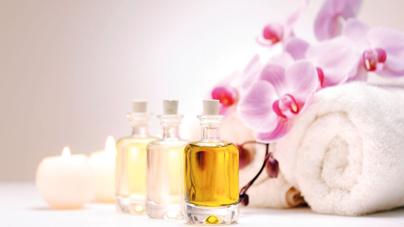 مجموعة متنوعة من العلاجات تستعمل فيها الزيوت العطرية.   د.ب.أ