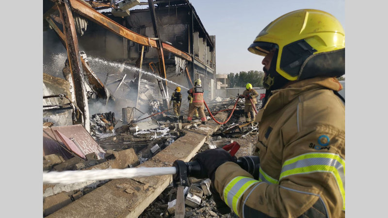 خلال إطفاء الحريق الذي شب في مستودعين.من المصدر