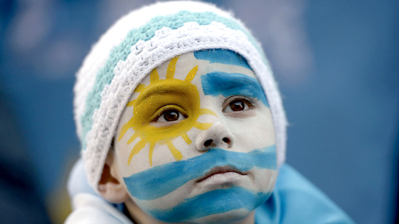 أطفال أوروغواي يتسلمون تاريخاً كروياً ناصعاً من اللاعبين القدامى.   أ.ب