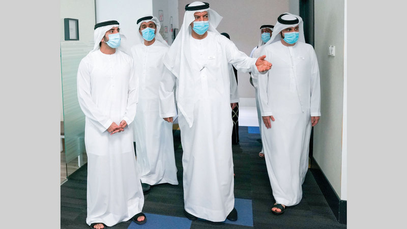 حمدان بن محمد خلال زيارته لمقر مركز دبي للإحصاء. ■وام