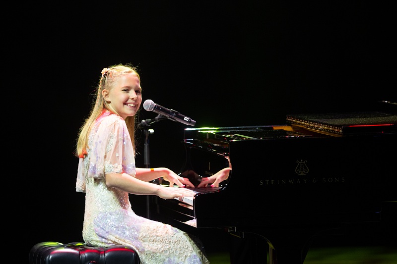 البريطانية ايميلي الفائزة بالمركز الأول