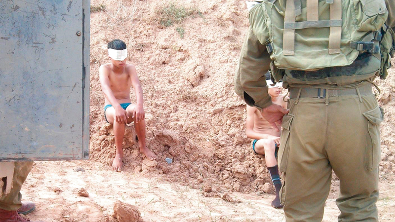 تعذيب الأطفال الفلسطينيين وتجريدهم من ملابسهم والحط من كرامتهم ممارسة اعتيادية لجنود الاحتلال. من المصدر