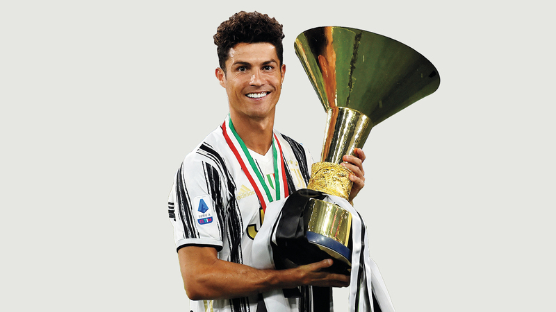 رونالدو بـ&laquo;اللوك الجديد&raquo; يتوج مع يوفنتوس بطلاً للدوري الإيطالي. رويترز