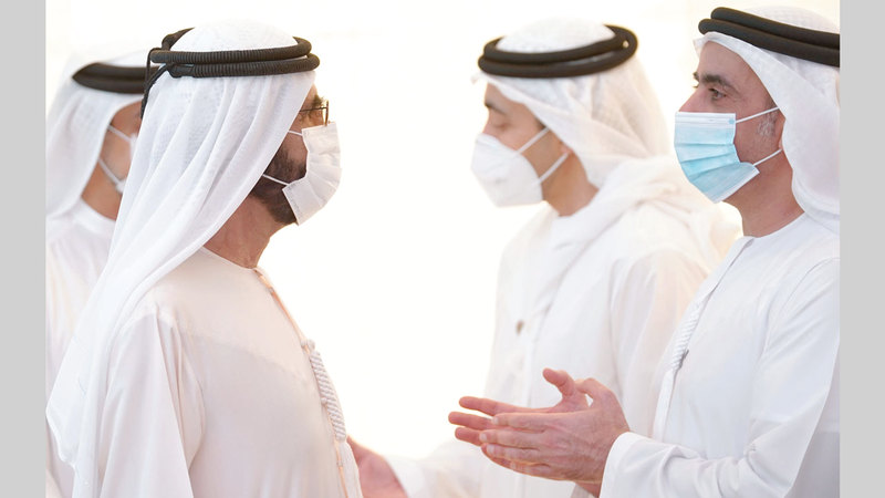 محمد بن راشد في حديث مع سيف بن زايد على هامش ترؤسه أول اجتماع حضوري لمجلس الوزراء بقصر الرئاسة بعد اجتماعات عدة عن بُعْد. وام