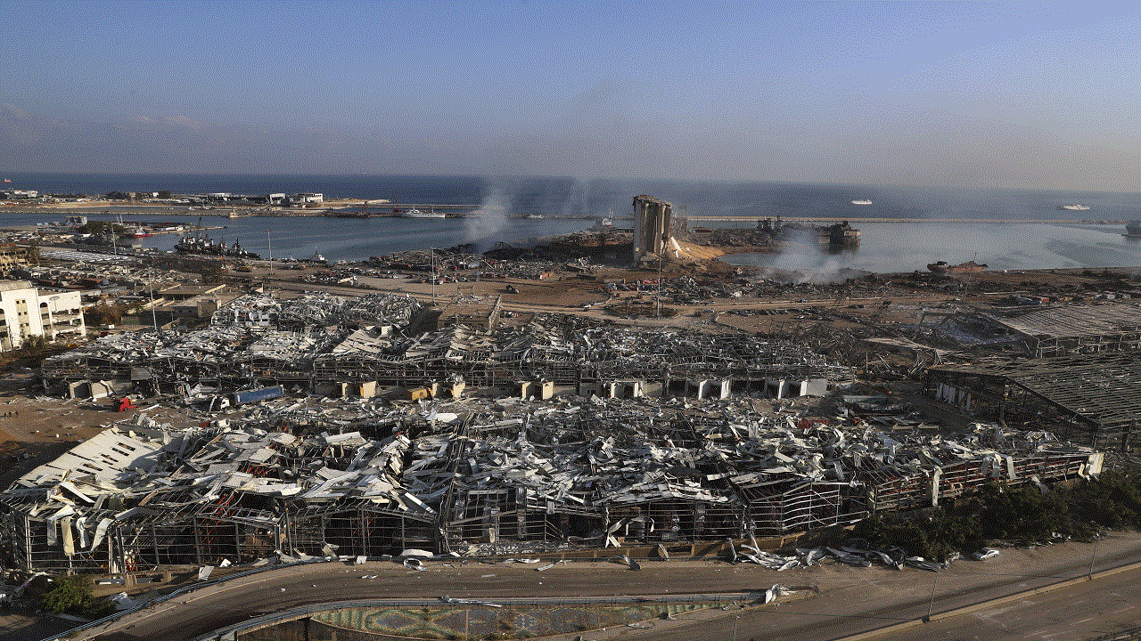 آثار الانفجار الضخم في منطقة مستودعات ببيروت.