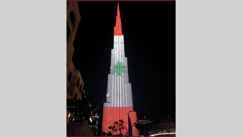 العلم اللبناني على برج خليفة تأكيداً على تضامن الإمارات مع لبنان في حادثه الأليم. الإمارات اليوم