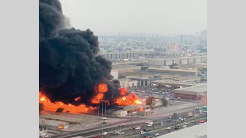 فرق الإطفاء كافحت الحريق لساعات.  الإمارات اليوم