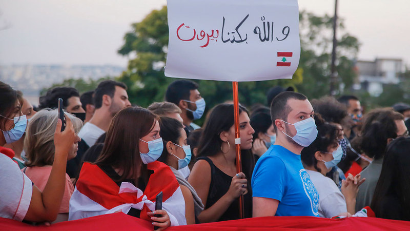 &laquo;والله بكتنا بيروت&raquo; لافتة حملها مشاركون في مسيرة بباريس للتعبير عن حزنهم عن ما أصاب لبنان.  أ.ب
