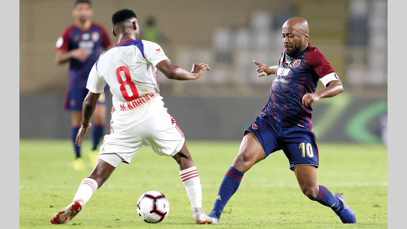 نجم الوحدة إسماعيل مطر في مواجهة سابقة أمام الشارقة. 	 تصوير: نجيب محمد