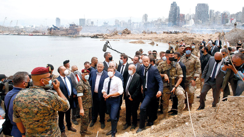 ماكرون خلال جولته في موقع الدمار بمرفأ بيروت.  أ.ف.ب