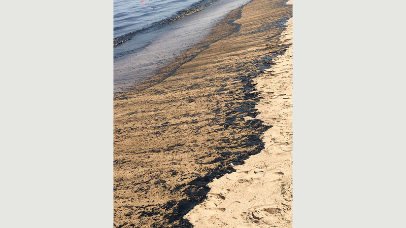 بُقع زيتية على أحد الشواطئ. الإمارات اليوم