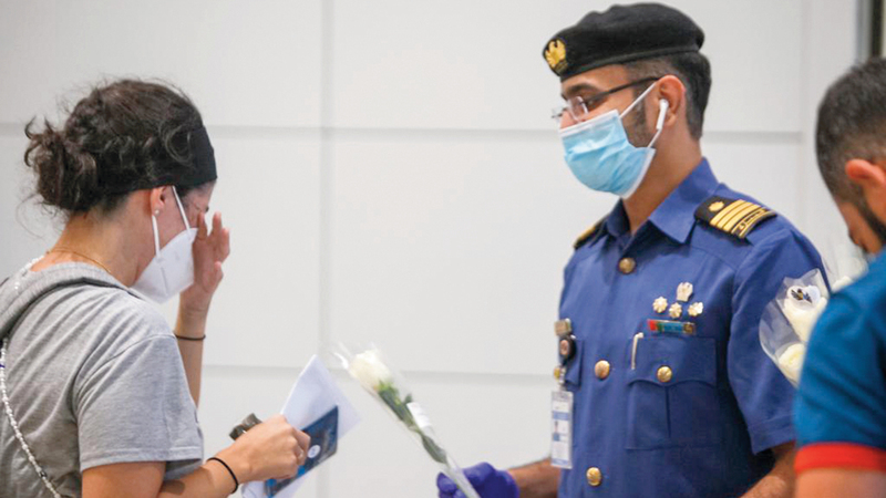 لبنانية لم تستطع تمالك دموعها تأثراً باللفتة الطيبة. من المصدر