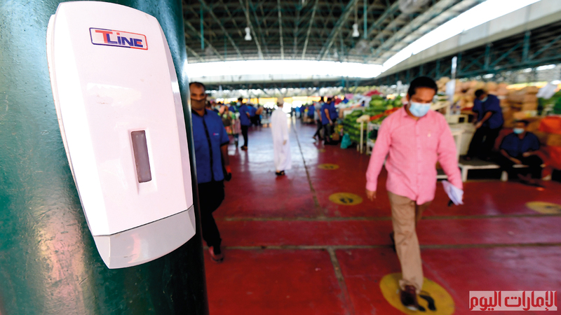 وتلتقط عدسات مصوّري «الإمارات اليوم»، هنا، ملامح من عودة الروح إلى سوق الخضار والفواكه في دبي، لتتواصل مظاهر الحياة، وينتصر جانبها المشرق على أشهر من العزلة، وأيام طويلة قضاها البشر بين أربعة جدران. أبوظبي - الإمارات اليوم