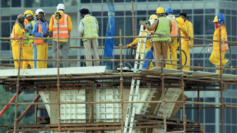 «الموارد البشرية» تعمل على تعزيز استقرار علاقة العمل.  تصوير: باتريك كاستيلو